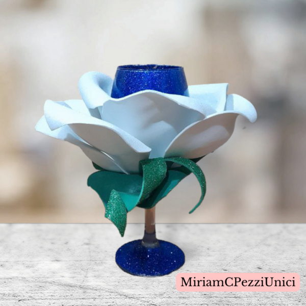 Calice di vetro glitterato blu con rosa realizzata attorno. porta candele o altro