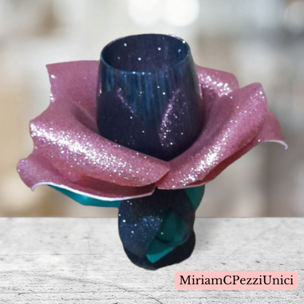 Calice di vetro glitterato nero con rosa realizzata attorno. porta candele o altro - immagine 2