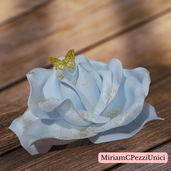 centro tavola "Rosa bianca sfumata bronzo" realizzata a mano, apertura petali di circa 15\18cm - immagine 3