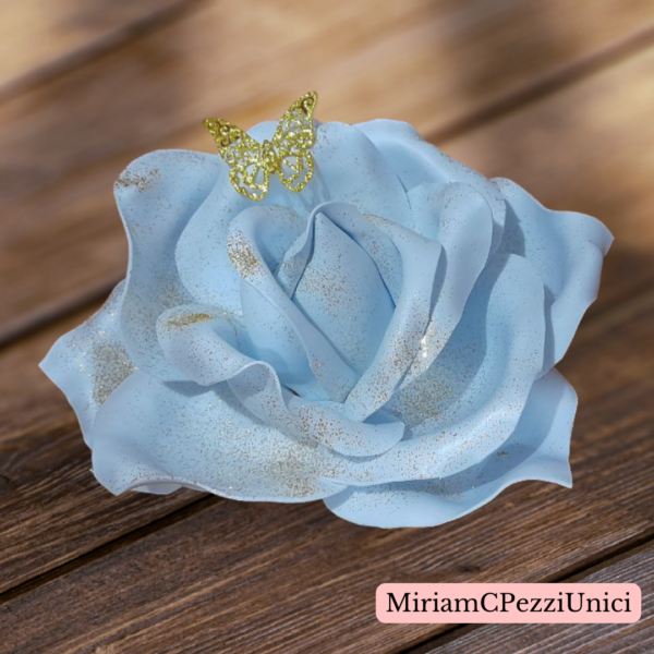 centro tavola "Rosa bianca sfumata bronzo" realizzata a mano, apertura petali di circa 15\18cm - immagine 2