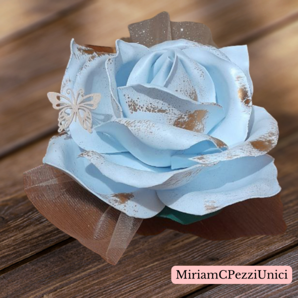 centro tavola "Rosa bianca con macchie in oro" realizzata a mano, apertura petali di circa 15\18cm - immagine 4