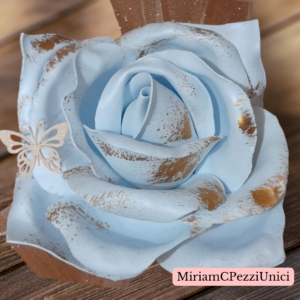 centro tavola "Rosa bianca con macchie in oro" realizzata a mano, apertura petali di circa 15\18cm