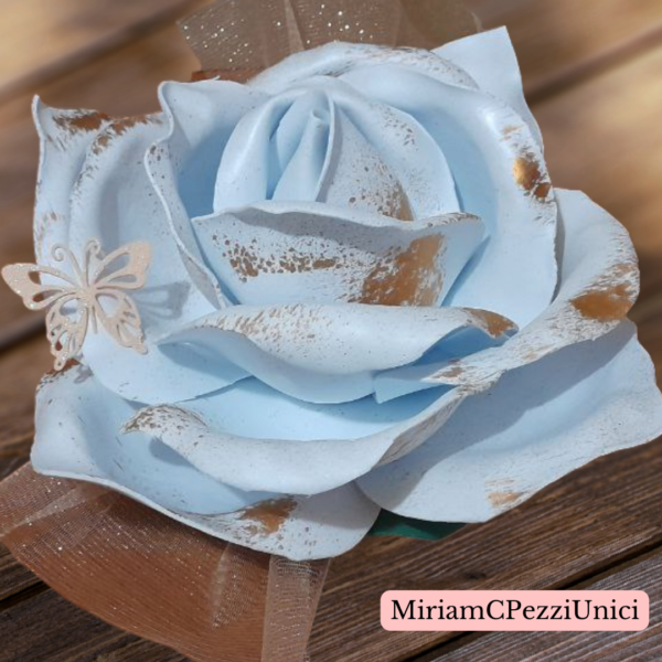 centro tavola "Rosa bianca con macchie in oro" realizzata a mano, apertura petali di circa 15\18cm - immagine 2