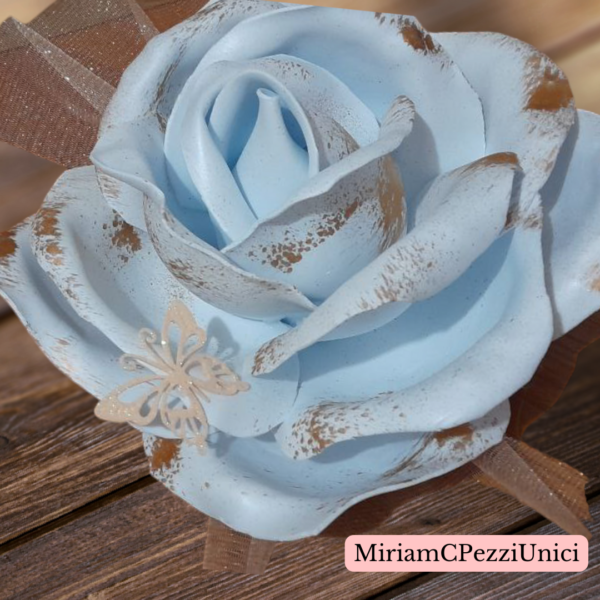 centro tavola "Rosa bianca con macchie in oro" realizzata a mano, apertura petali di circa 15\18cm - immagine 3