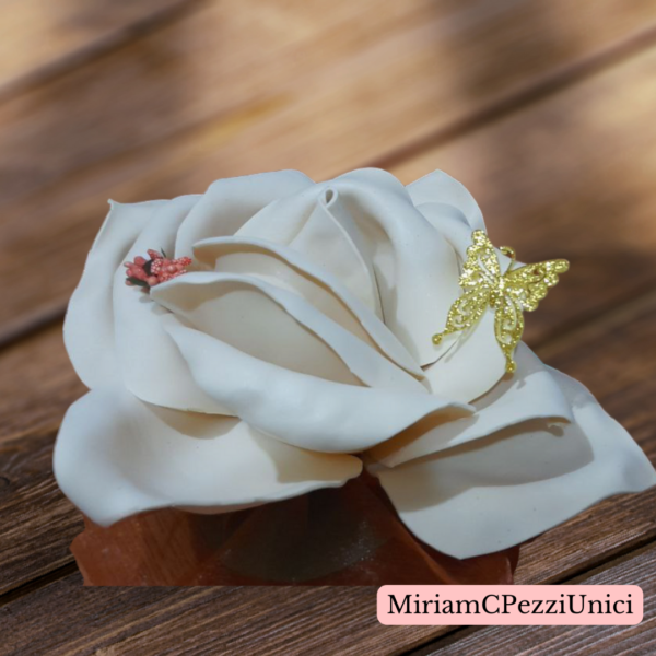 centro tavola "Rosa crema con fiorellini arancio" realizzata a mano, apertura petali di circa 15\18cm - immagine 4