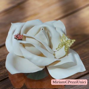 centro tavola "Rosa crema con fiorellini arancio" realizzata a mano, apertura petali di circa 15\18cm