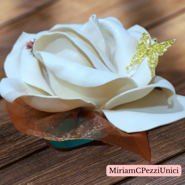 centro tavola "Rosa crema con fiorellini arancio" realizzata a mano, apertura petali di circa 15\18cm - immagine 3