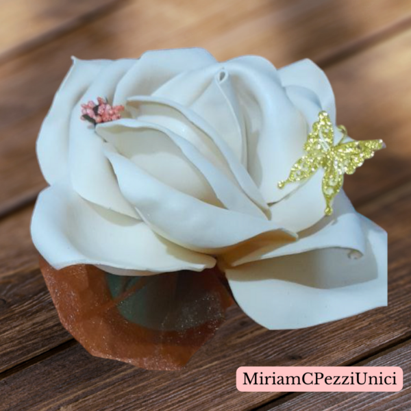 centro tavola "Rosa crema con fiorellini arancio" realizzata a mano, apertura petali di circa 15\18cm - immagine 2
