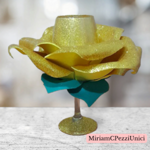 Calice di vetro glitterato oro con rosa realizzata attorno. porta candele o altro