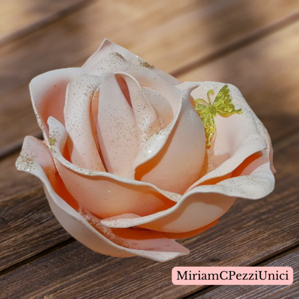 centro tavola "Rosa pesco tenue" realizzata a mano, apertura petali di circa 15\18cm - immagine 3