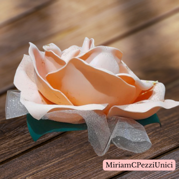 centro tavola "Rosa pesco tenue" realizzata a mano, apertura petali di circa 15\18cm - immagine 2