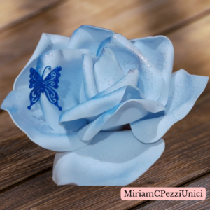 centro tavola "Rosa bianca sfumata azzurra" realizzata a mano, apertura petali di circa 15\18cm