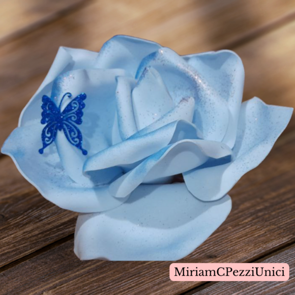 centro tavola "Rosa bianca sfumata azzurra" realizzata a mano, apertura petali di circa 15\18cm