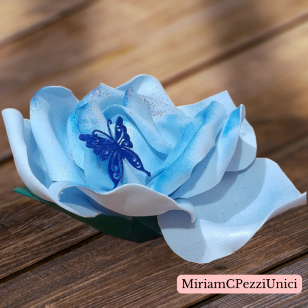 centro tavola "Rosa bianca sfumata azzurra" realizzata a mano, apertura petali di circa 15\18cm - immagine 2