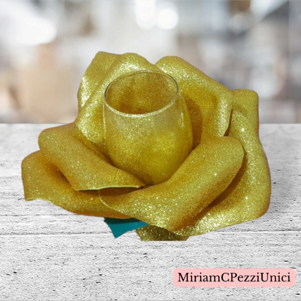 Calice di vetro glitterato oro con rosa realizzata attorno. porta candele o altro - immagine 2