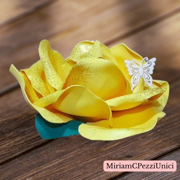 centro tavola "Rosa gialla con leggeri glitter oro" realizzata a mano, apertura petali di circa 15\18cm - immagine 2