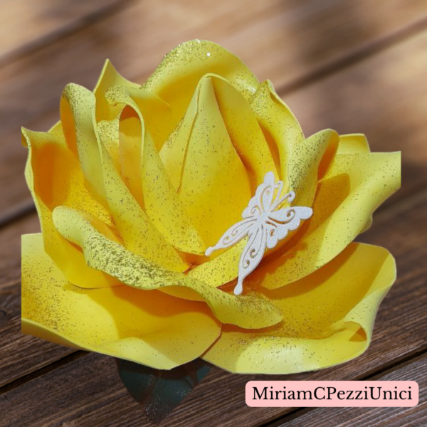 centro tavola "Rosa gialla con leggeri glitter oro" realizzata a mano, apertura petali di circa 15\18cm - immagine 3