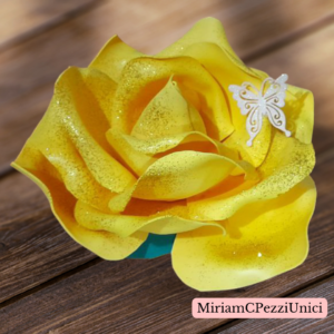 centro tavola "Rosa gialla con leggeri glitter oro" realizzata a mano, apertura petali di circa 15\18cm