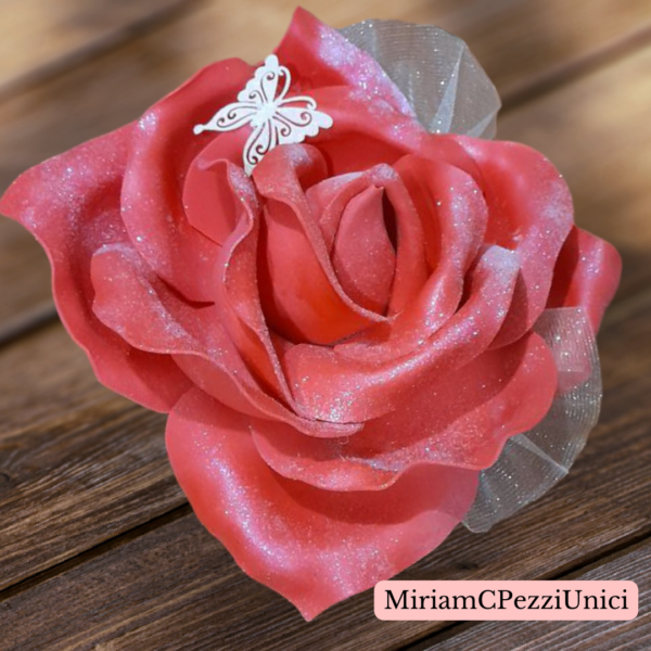 centro tavola "Rosa Rossa" realizzata a mano, apertura petali di circa 15\18cm - immagine 2