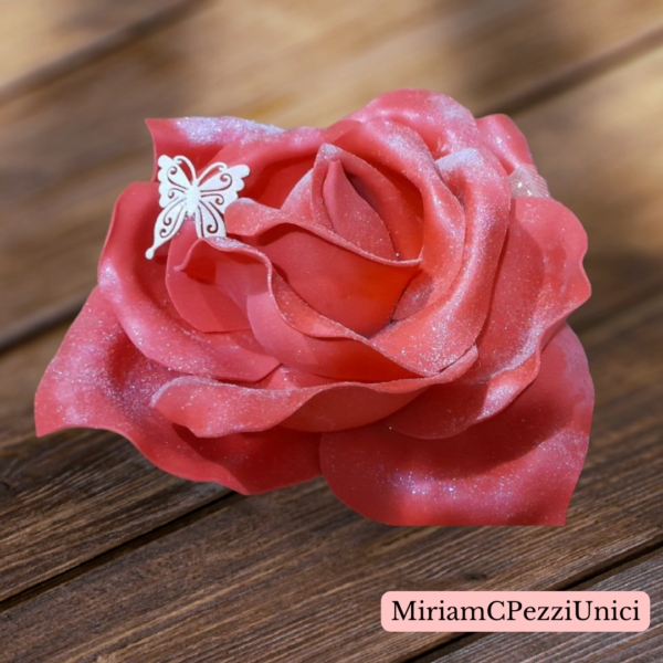 centro tavola "Rosa Rossa" realizzata a mano, apertura petali di circa 15\18cm - immagine 3