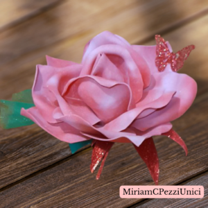 centro tavola "Rosa rosa sfumata bianca" realizzata a mano, apertura petali di circa 15\18cm