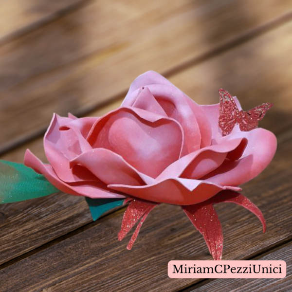 centro tavola "Rosa rosa sfumata bianca" realizzata a mano, apertura petali di circa 15\18cm - immagine 2