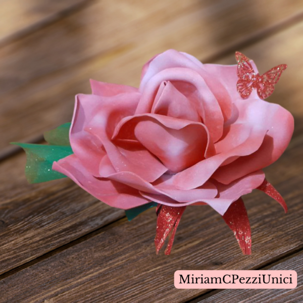 centro tavola "Rosa rosa sfumata bianca" realizzata a mano, apertura petali di circa 15\18cm - immagine 3