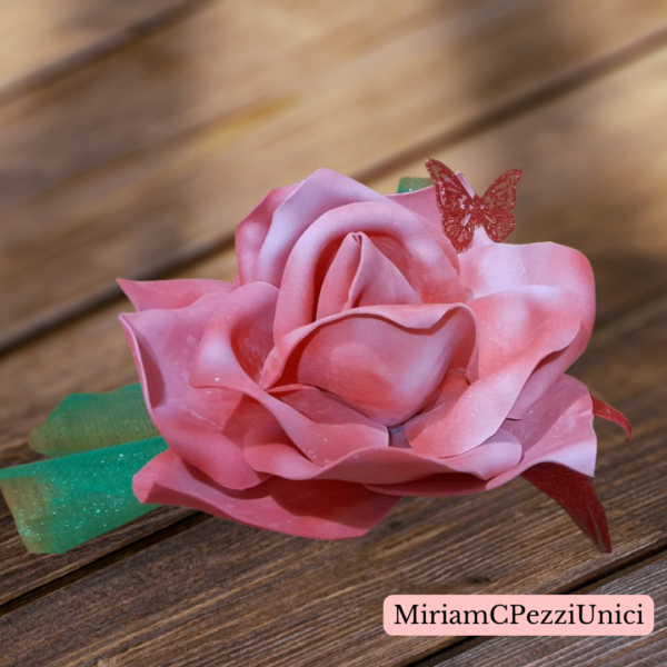 centro tavola "Rosa rosa sfumata bianca" realizzata a mano, apertura petali di circa 15\18cm - immagine 4