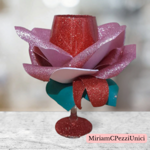 Calice di vetro glitterato rosso con rosa realizzata attorno. porta candele o altro