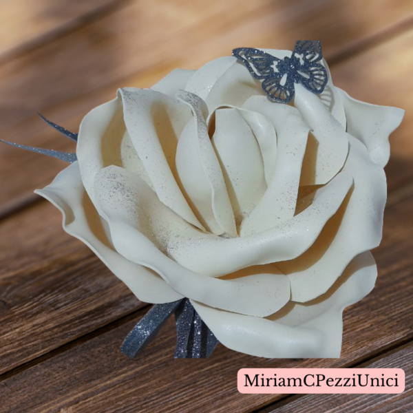 centro tavola "Rosa crema tenue" realizzata a mano, apertura petali di circa 15\18cm - immagine 2