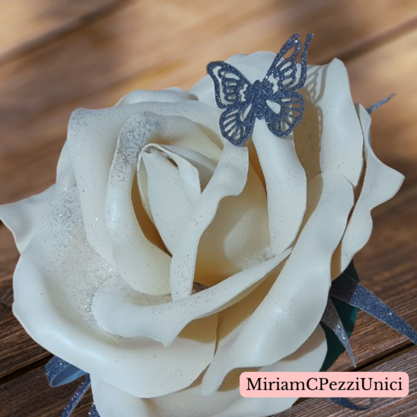 centro tavola "Rosa crema tenue" realizzata a mano, apertura petali di circa 15\18cm - immagine 3