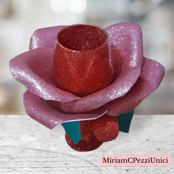 Calice di vetro glitterato rosso con rosa realizzata attorno. porta candele o altro - immagine 2