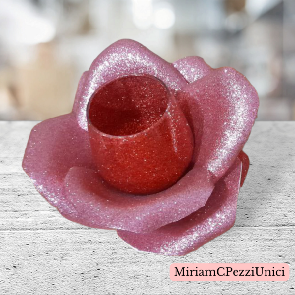 Calice di vetro glitterato rosso con rosa realizzata attorno. porta candele o altro - immagine 3
