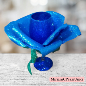 Calice di vetro glitterato blu con rosa turchese realizzata attorno. porta candele o altro