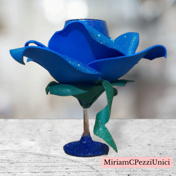 Calice di vetro glitterato blu con rosa turchese realizzata attorno. porta candele o altro - immagine 2