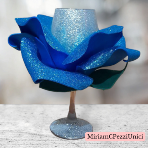 Calice di vetro glitterato argento con rosa realizzata attorno. porta candele o altro
