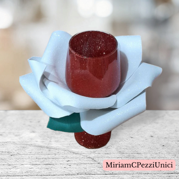 Calice di vetro glitterato rosso con rosa bianca realizzata attorno. porta candele o altro - immagine 2