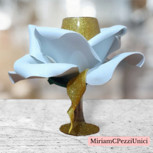 Calice di vetro glitterato oro con rosa bianca realizzata attorno. porta candele o altro