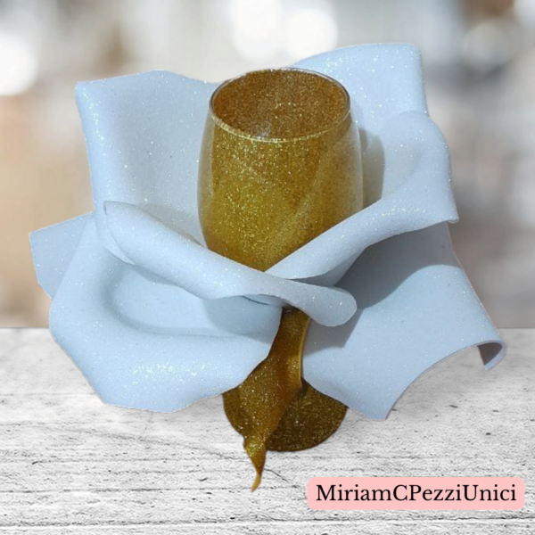 Calice di vetro glitterato oro con rosa bianca realizzata attorno. porta candele o altro - immagine 2