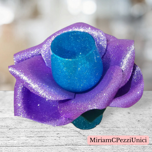 Calice di vetro glitterato turchese con rosa realizzata attorno. - immagine 2