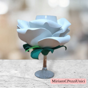Calice di vetro glitterato bianco con rosa realizzata attorno. porta candele o altro