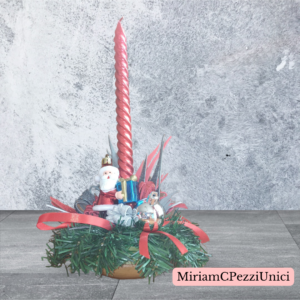 candela rossa_base terracotta_decorata con verde_ pigne e babbo Natale