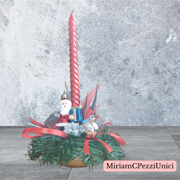 candela rossa_base terracotta_decorata con verde_ pigne e babbo Natale