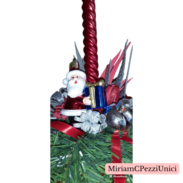 candela rossa_base terracotta_decorata con verde_ pigne e babbo Natale - immagine 2
