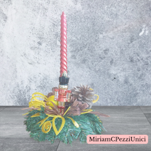 candela rossa_base terracotta_decorata con verde_ pigne e soldatino