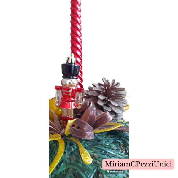 candela rossa_base terracotta_decorata con verde_ pigne e soldatino - immagine 2