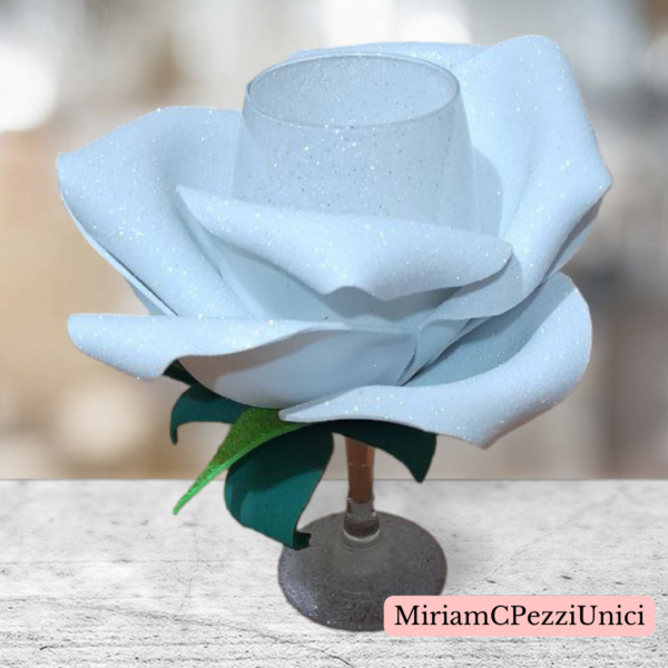 Calice di vetro glitterato bianco con rosa realizzata attorno. porta candele o altro - immagine 3