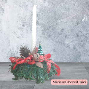 candela bianca_base terracotta_decorata con verde, pigne e alberello di Natale