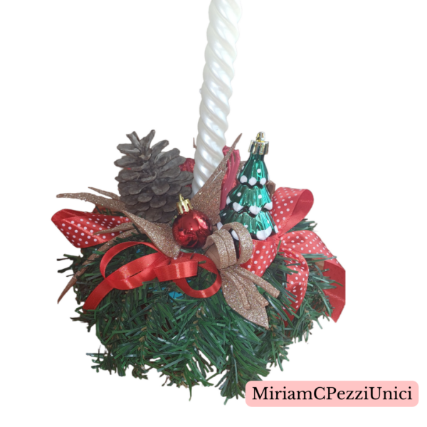candela bianca_base terracotta_decorata con verde, pigne e alberello di Natale - immagine 2