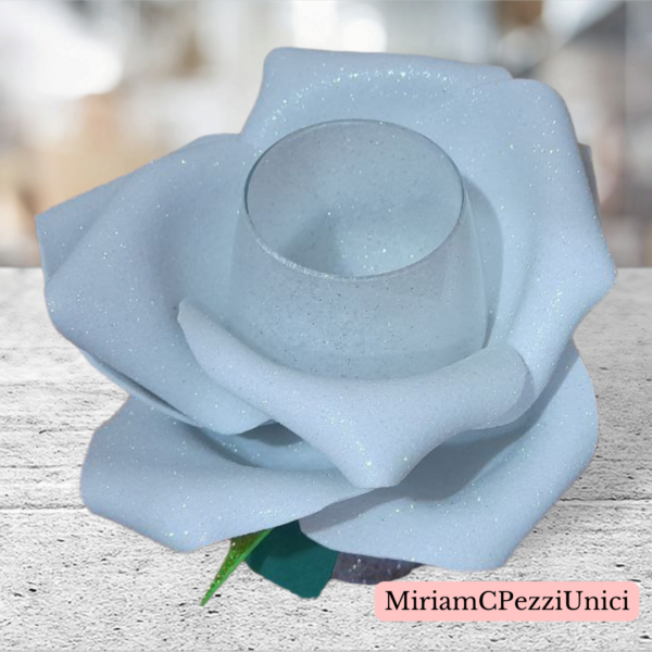 Calice di vetro glitterato bianco con rosa realizzata attorno. porta candele o altro - immagine 2
